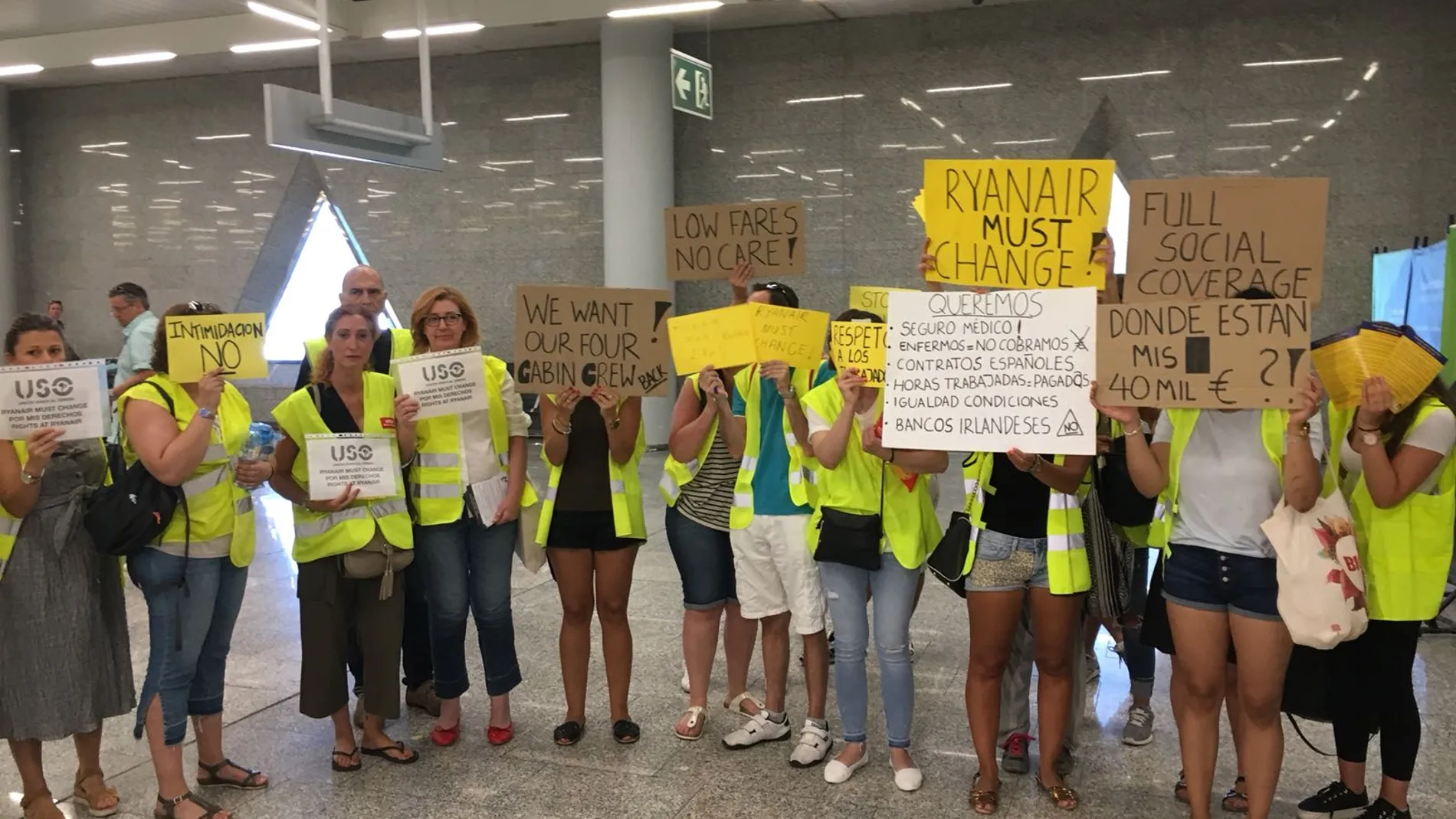 Trabajadores de Ryanair protestan en el aeropuerto de Palma. Trabajadores de Ryanair protestan en el aeropuerto de Palma.