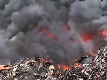 Un incendio en Dos Hermanas provoca una gran columna de humo que se ve desde Sevilla Un incendio en Dos Hermanas provoca una gran columna de humo que se ve desde Sevilla