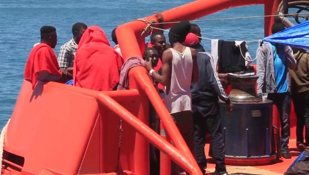 Saturación de los servicios de atención tras el rescate de 334 inmigrantes en aguas del Estrecho