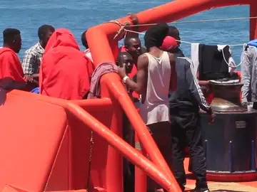 Saturación de los servicios de atención tras el rescate de 334 inmigrantes en aguas del Estrecho Saturación de los servicios de atención tras el rescate de 334 inmigrantes en aguas del Estrecho