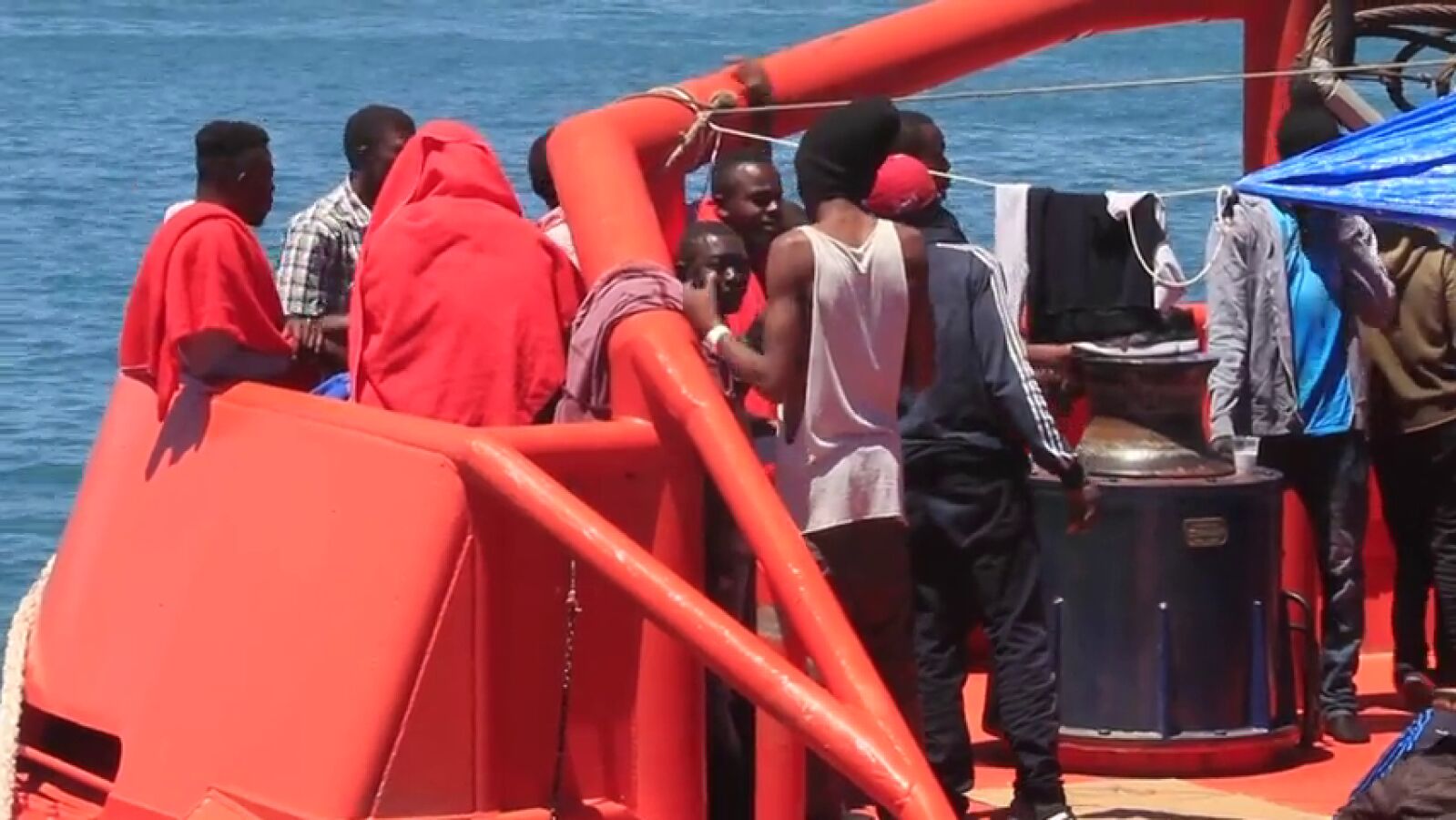 Saturación de los servicios de atención tras el rescate de 334 inmigrantes en aguas del Estrecho
