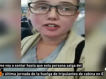 Una estudiante logra parar un vuelo en el que deportaban a un migrante afgano Una estudiante logra parar un vuelo en el que deportaban a un migrante afgano