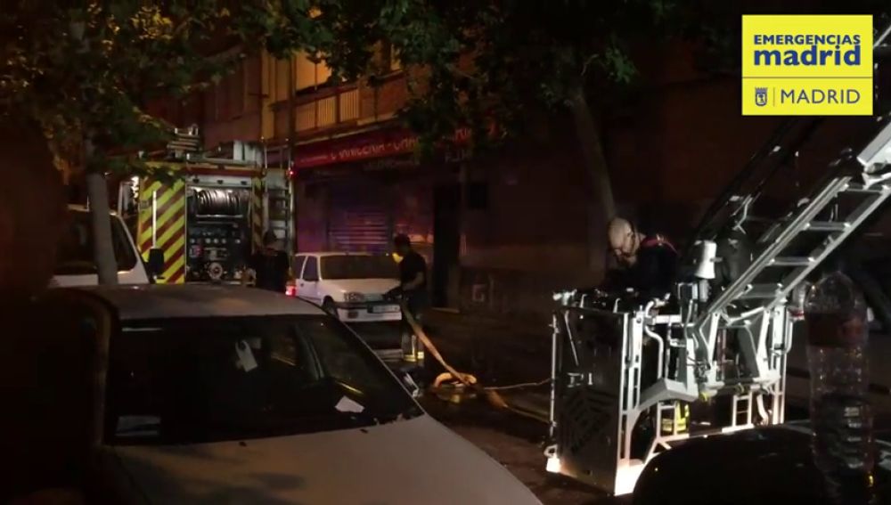 Rescatan a dos ancianos en un incendio de una vivienda de Puente de Vallecas