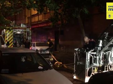 Rescatan a dos ancianos en un incendio de una vivienda de Puente de Vallecas