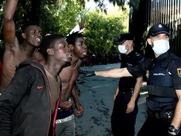 Violento salto masivo a la valla de Ceuta Violento salto masivo a la valla de Ceuta