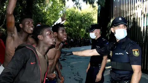 Violento salto masivo a la valla de Ceuta Violento salto masivo a la valla de Ceuta