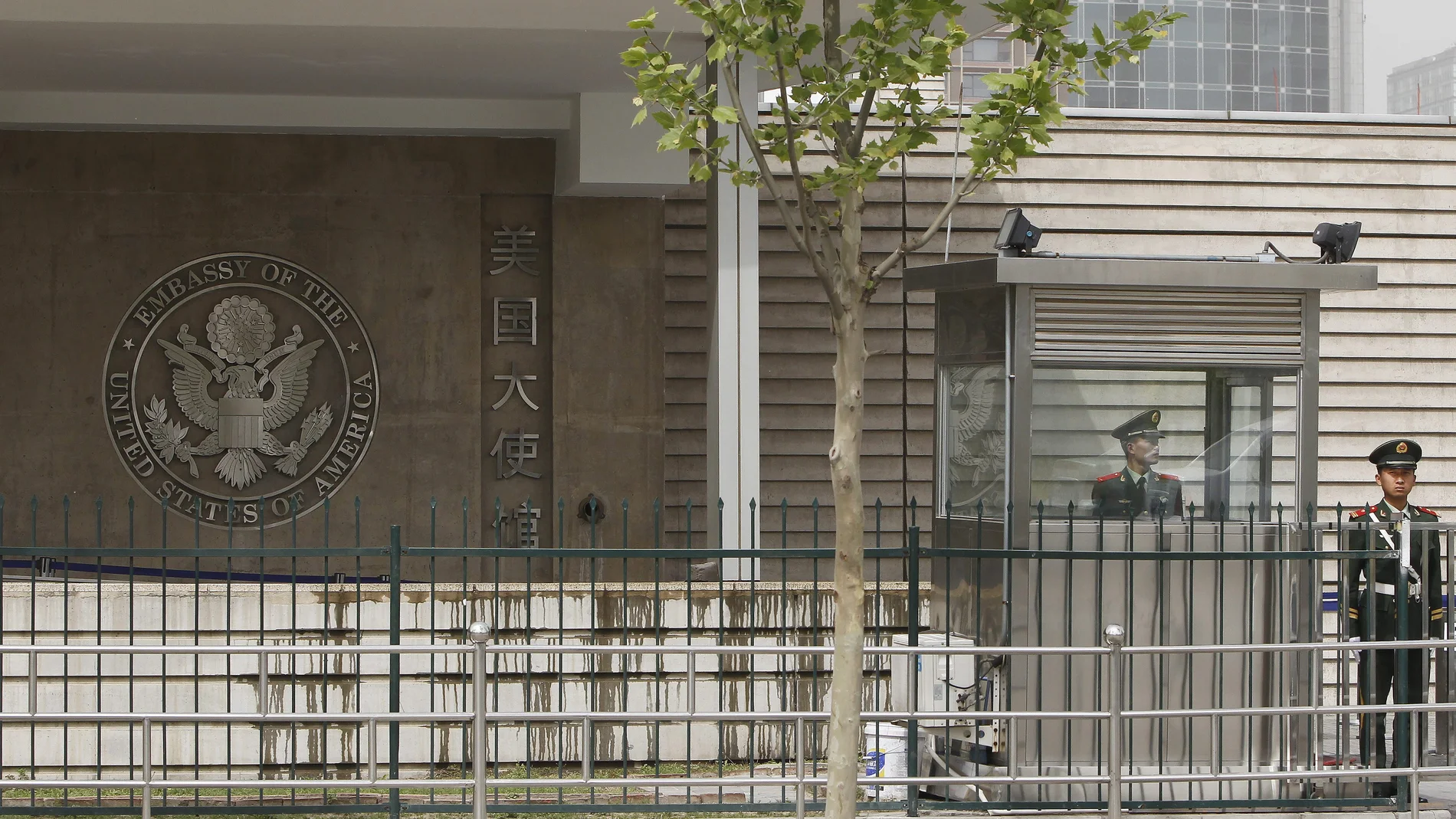 Soldados chinos hacen guardia en la embajada de Estados Unidos en Pekín Soldados chinos hacen guardia en la embajada de Estados Unidos en Pekín