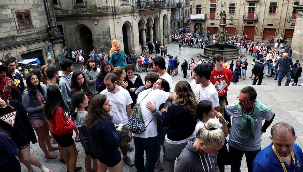 Cientos de personas aguardan en fila desde primera hora de la mañana, para poder asistir a los actos religiosos que se celebran en la catedral compostelana, en el día de Santiago Apóstol.