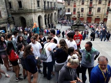 Cientos de personas aguardan en fila desde primera hora de la mañana, para poder asistir a los actos religiosos que se celebran en la catedral compostelana, en el día de Santiago Apóstol.
