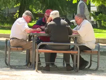 Los pensionistas cobran una 'minipaga' de 100 euros Los pensionistas cobran una 'minipaga' de 100 euros