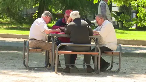 Los pensionistas cobran una 'minipaga' de 100 euros Los pensionistas cobran una 'minipaga' de 100 euros