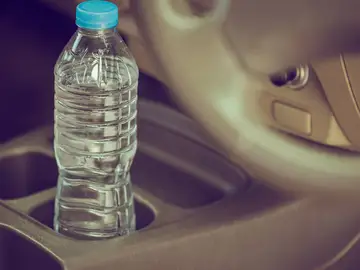 Llevar una botella de agua en el coche, un debate de seguridad vial Llevar una botella de agua en el coche, un debate de seguridad vial