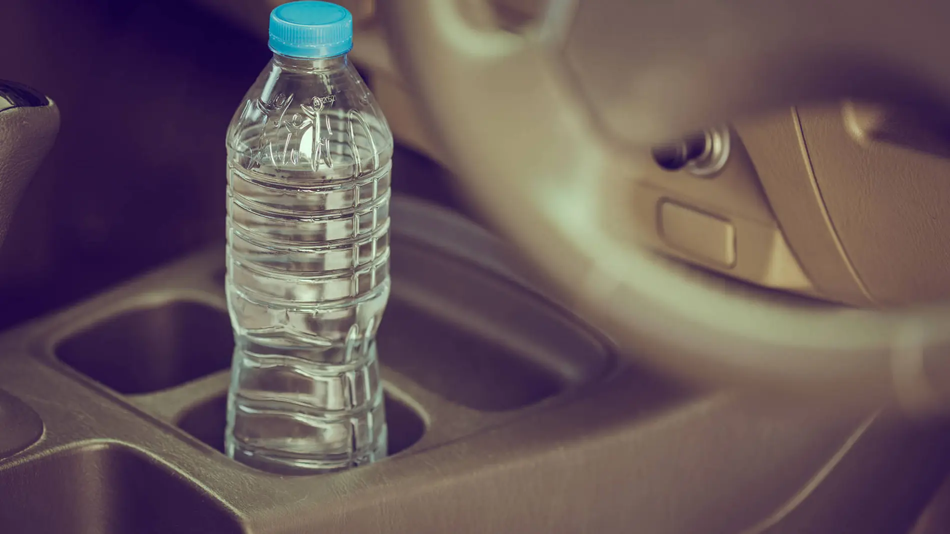 Llevar una botella de agua en el coche, un debate de seguridad vial Llevar una botella de agua en el coche, un debate de seguridad vial