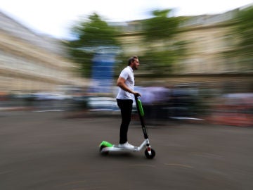 Un hombre circula en patinete eléctrico