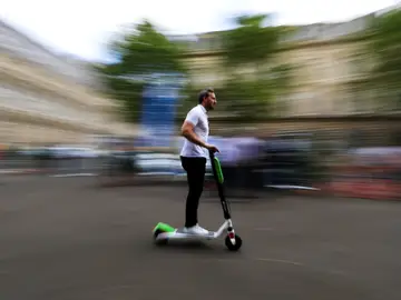Un hombre circula en patinete eléctrico Un hombre circula en patinete eléctrico