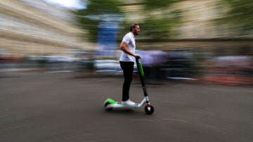 Un hombre circula en patinete eléctrico