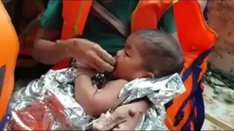 Rescatistas de Tailandia y Laos ayudan a evacuar a bebés de las zonas inundadas tras estallar una presa de agua Rescatistas de Tailandia y Laos ayudan a evacuar a bebés de las zonas inundadas tras estallar una presa de agua