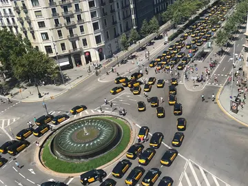 Marcha lenta de taxis en Barcelona Marcha lenta de taxis en Barcelona