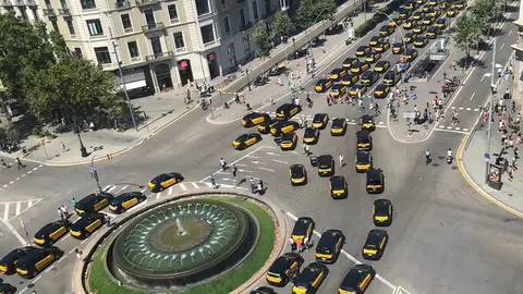 Marcha lenta de taxis en Barcelona Marcha lenta de taxis en Barcelona