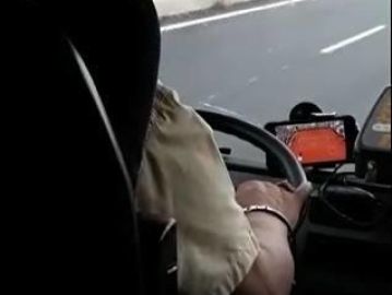 Un hombre conduce un autobús mientras mira un vídeo de tenis