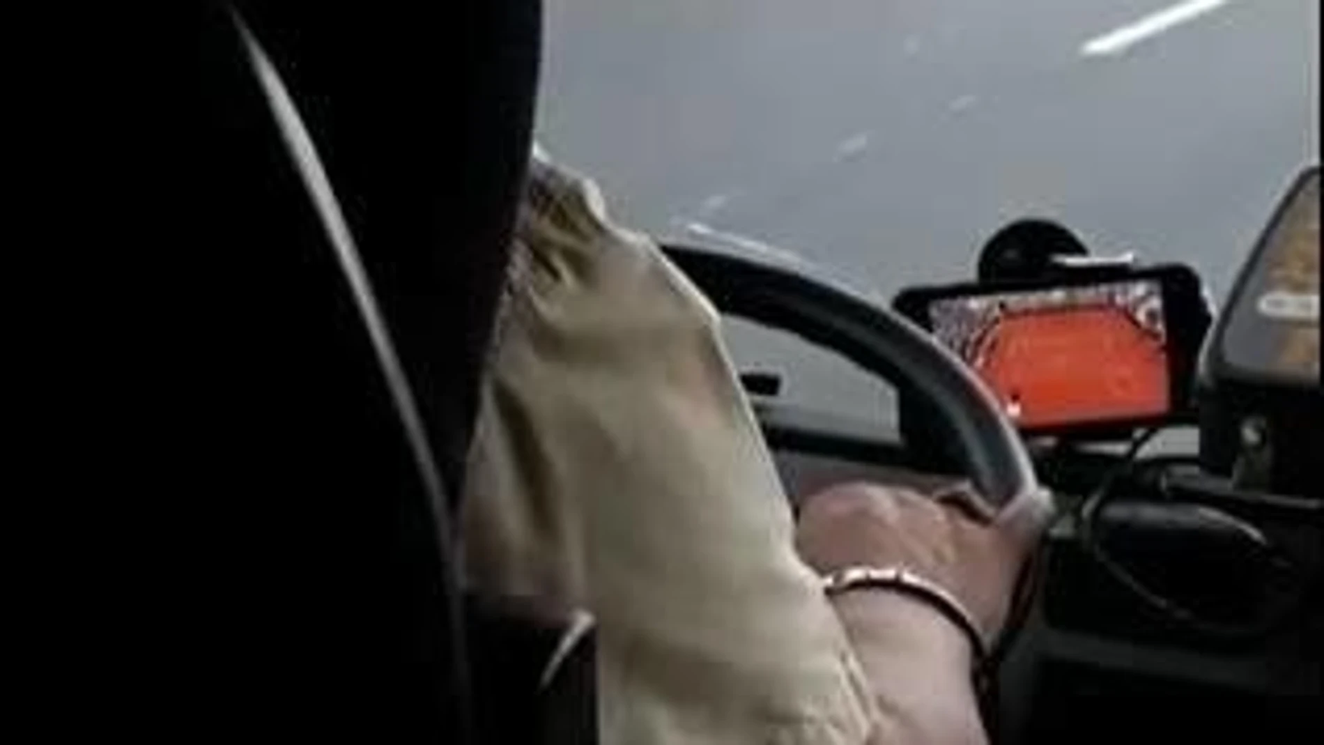 Un hombre conduce un autobús mientras mira un vídeo de tenis Un hombre conduce un autobús mientras mira un vídeo de tenis