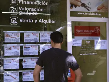 Vista de un escaparate de una inmobiliaria Vista de un escaparate de una inmobiliaria