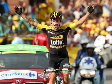 Roglic celebra su triunfo en el Tour Roglic celebra su triunfo en el Tour