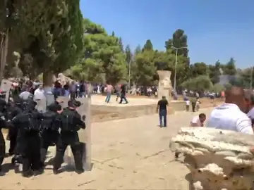 Al menos cuatro heridos y 24 arrestados tras los incidentes en la Explanada de las Mezquitas Al menos cuatro heridos y 24 arrestados tras los incidentes en la Explanada de las Mezquitas