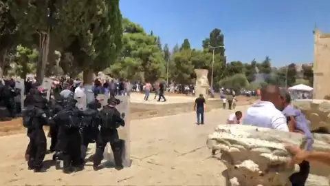 Al menos cuatro heridos y 24 arrestados tras los incidentes en la Explanada de las Mezquitas Al menos cuatro heridos y 24 arrestados tras los incidentes en la Explanada de las Mezquitas