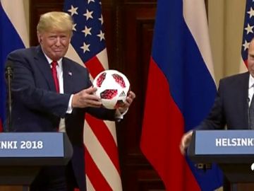 Un balón de Mundial que Trump recibió como regalo de Putin desata la polémica Un balón de Mundial que Trump recibió como regalo de Putin desata la polémica