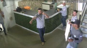 Vídeo trabajadores aterrorizados por Pit Bull