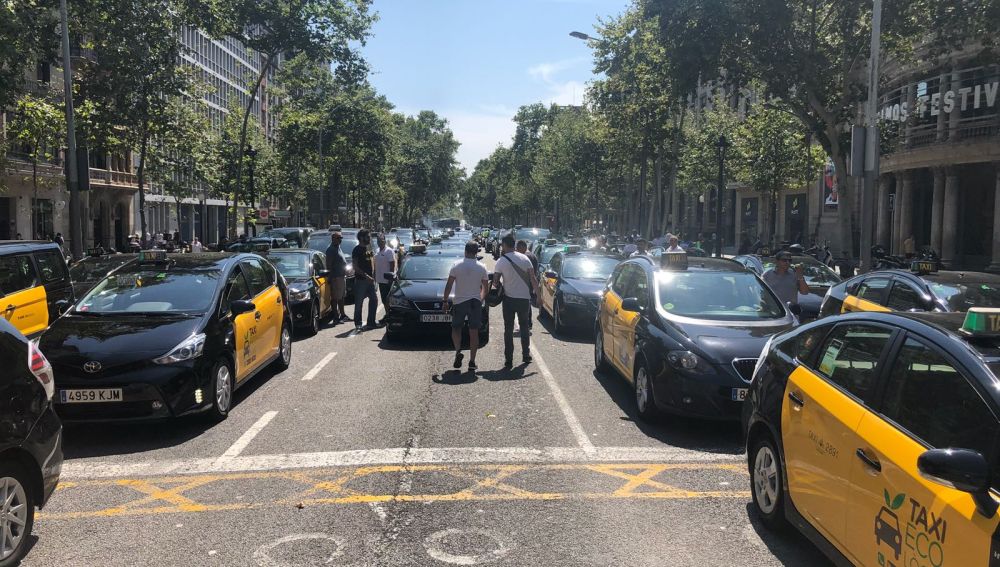 Los taxis de Barcelona protestan en una marcha lenta contra los VTC