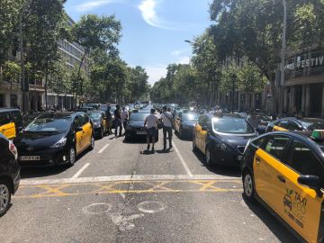 Los taxis de Barcelona protestan en una marcha lenta contra los VTC