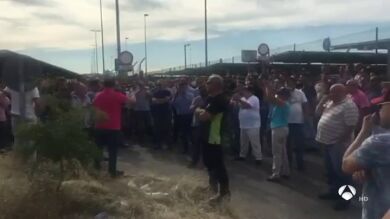 Los taxistas de Madrid paran en Barajas, Atocha y Chamartín en solidaridad con sus compañeros de Barcelona