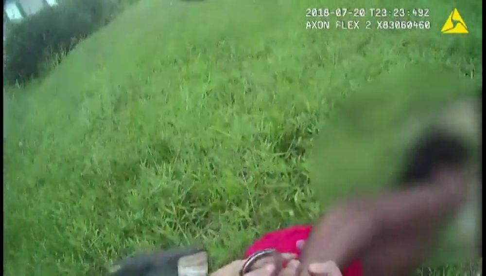 El impactante vídeo que muestra a un policía inmovilizando a un niño de diez años que intentaba impedir el arresto de su padre