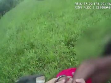 El impactante vídeo que muestra a un policía inmovilizando a un niño de diez años que intentaba impedir el arresto de su padre