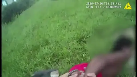 El impactante vídeo que muestra a un policía inmovilizando a un niño de diez años que intentaba impedir el arresto de su padre El impactante vídeo que muestra a un policía inmovilizando a un niño de diez años que intentaba impedir el arresto de su padre