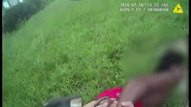 El impactante vídeo que muestra a un policía inmovilizando a un niño de diez años que intentaba impedir el arresto de su padre