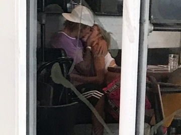 Bieber y Hailey Baldwin se comen a besos