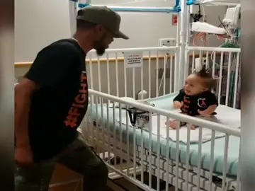 Épico baile de 'Level Up' de un padre para celebrar que su bebé deja el hospital tras su primera sesión de quimioterapia Épico baile de 'Level Up' de un padre para celebrar que su bebé deja el hospital tras su primera sesión de quimioterapia