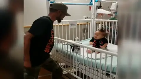 Épico baile de 'Level Up' de un padre para celebrar que su bebé deja el hospital tras su primera sesión de quimioterapia Épico baile de 'Level Up' de un padre para celebrar que su bebé deja el hospital tras su primera sesión de quimioterapia
