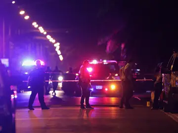 Policías federales resguardan la zona del tiroteo entre policías y criminales en Cancún Policías federales resguardan la zona del tiroteo entre policías y criminales en Cancún