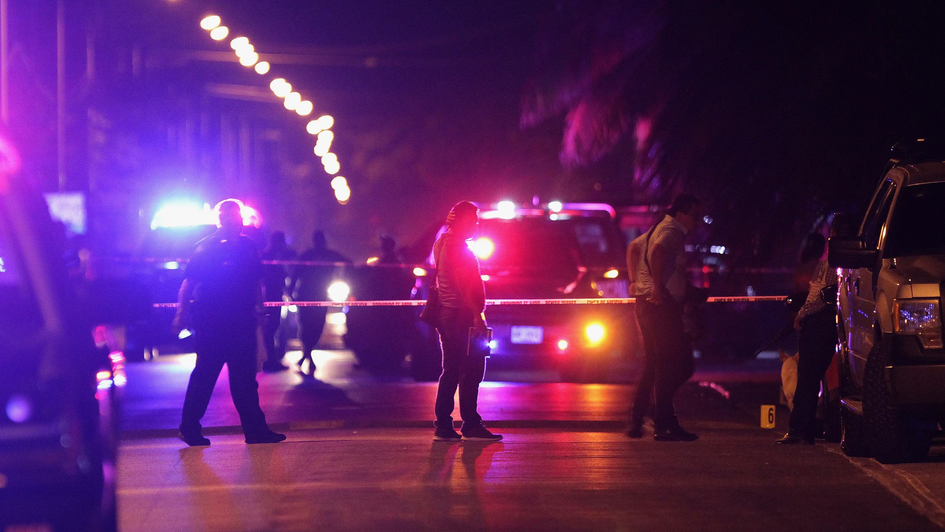 Policías federales resguardan la zona del tiroteo entre policías y criminales en Cancún Policías federales resguardan la zona del tiroteo entre policías y criminales en Cancún