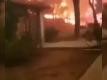 Retransmite en directo cómo el fuego rodea su casa hasta dejarlo atrapado Retransmite en directo cómo el fuego rodea su casa hasta dejarlo atrapado