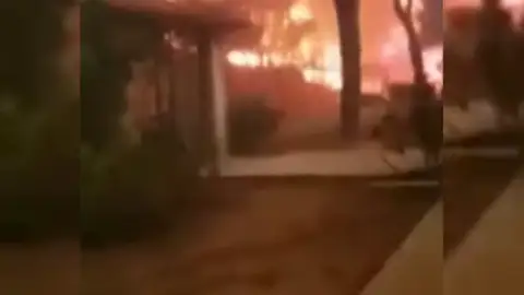 Retransmite en directo cómo el fuego rodea su casa hasta dejarlo atrapado Retransmite en directo cómo el fuego rodea su casa hasta dejarlo atrapado