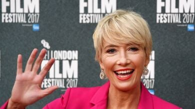 Emma Thompson pide que readmitan a un camarero al que despidieron por pedirle una fotografía