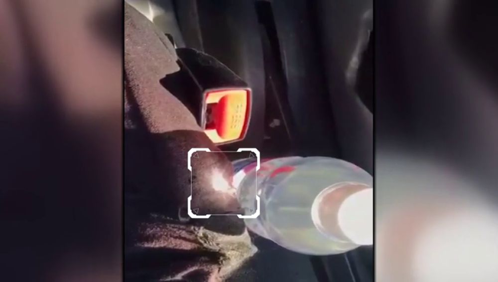 La Policía advierte del peligro de olvidar una botella de agua en el coche