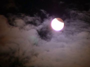 El eclipse lunar más largo del siglo XXI ilumina los cielos australianos El eclipse lunar más largo del siglo XXI ilumina los cielos australianos