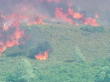 Los incendios forestales en California dejan tres muertos y siete heridos.