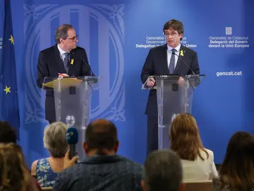 Quim Torra y Carles Puigdemont en rueda de prensa en Bruselas Quim Torra y Carles Puigdemont en rueda de prensa en Bruselas